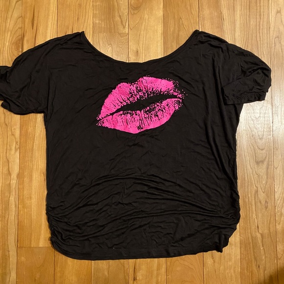 Tops - 90’s “lips” Soft Tee